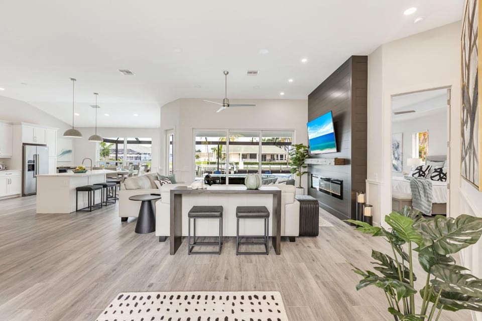 Avida Serena - Luxury Rental in Walking Distance to Cape Harbor Villa in Cape Coral
