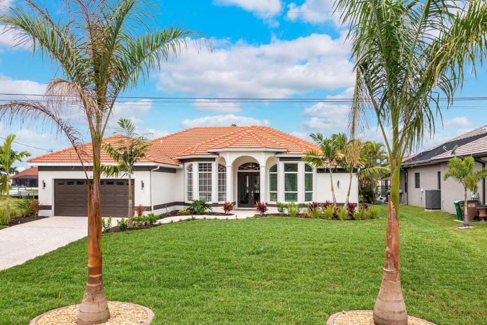 Avida Serena - Luxury Rental in Walking Distance to Cape Harbor Villa in Cape Coral