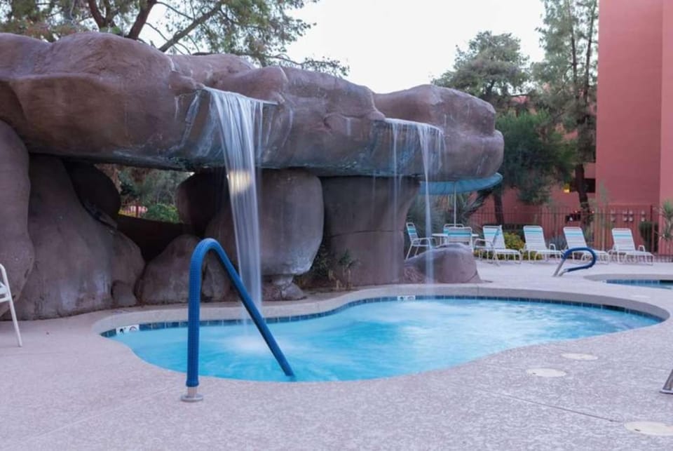 Cozy phoenix condo in a gated community with pool access House in Phoenix