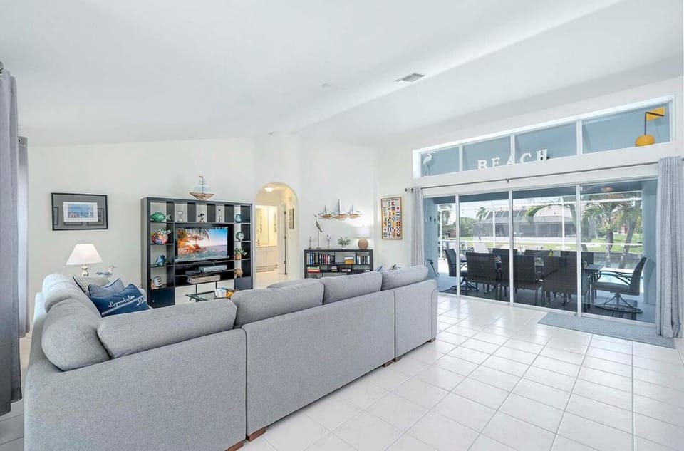 Beach House - Family vacation - bike and kayaking Villa in Cape Coral