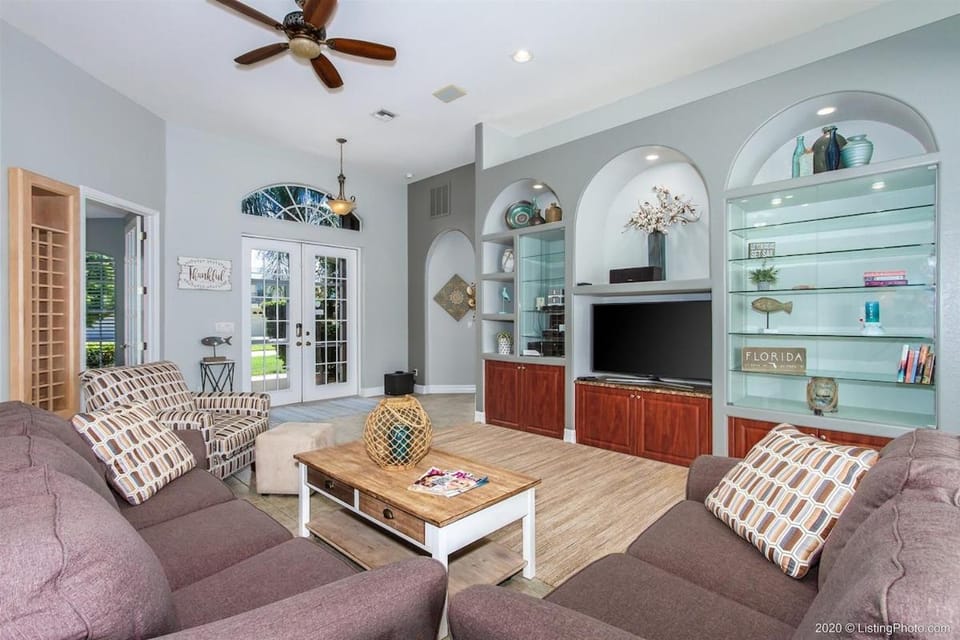 Bailey Rose - Luxury Home Sailboat Access Canal Villa in Cape Coral