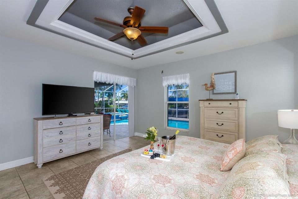 Bailey Rose - Luxury Home Sailboat Access Canal Villa in Cape Coral