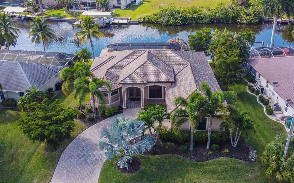 Bellevue - Gulf Access Pool Home - Tiki Hut & Dock Villa in Cape Coral