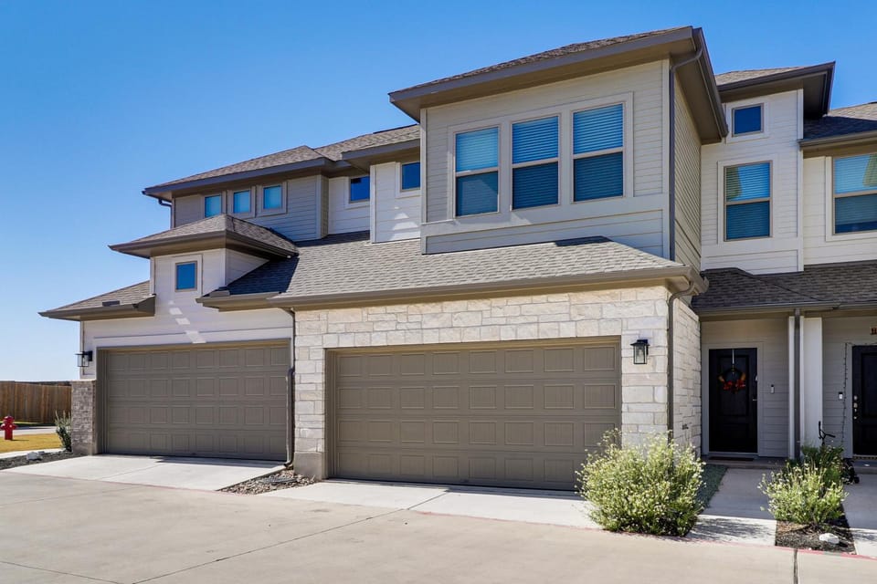 < 2 Mi Kalahari & Dell Diamond! Modern Townhome House in Round Rock