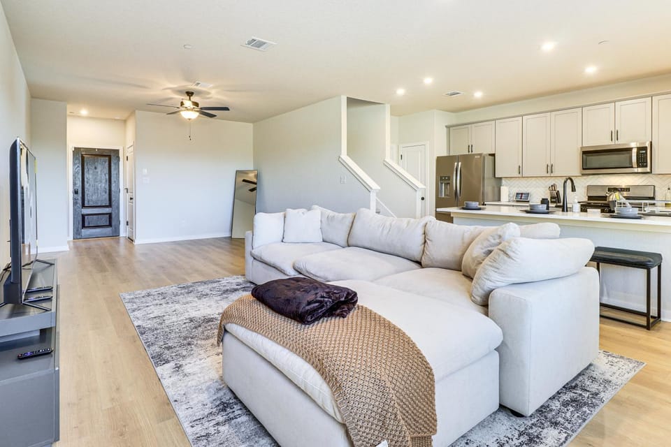 < 2 Mi Kalahari & Dell Diamond! Modern Townhome House in Round Rock