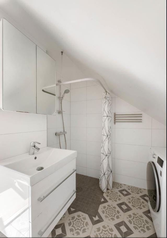 Shower, Bathroom, towels, washing machine