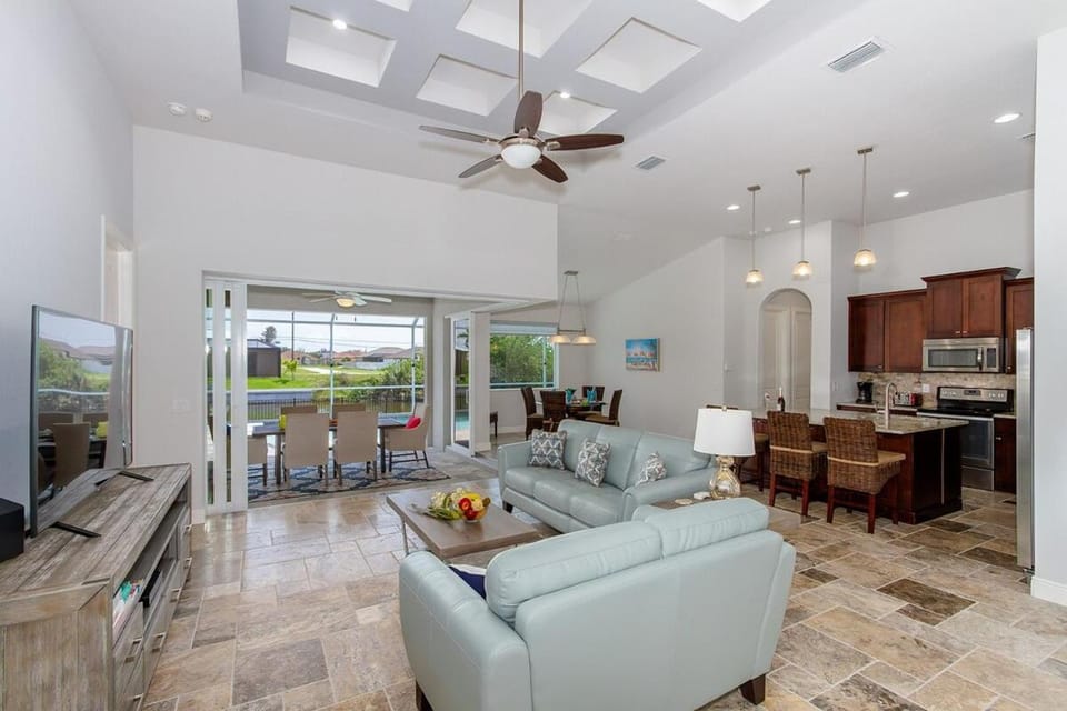 Bellissimo - luxury home pool and Jacuzzi, Kayaks Villa in Cape Coral
