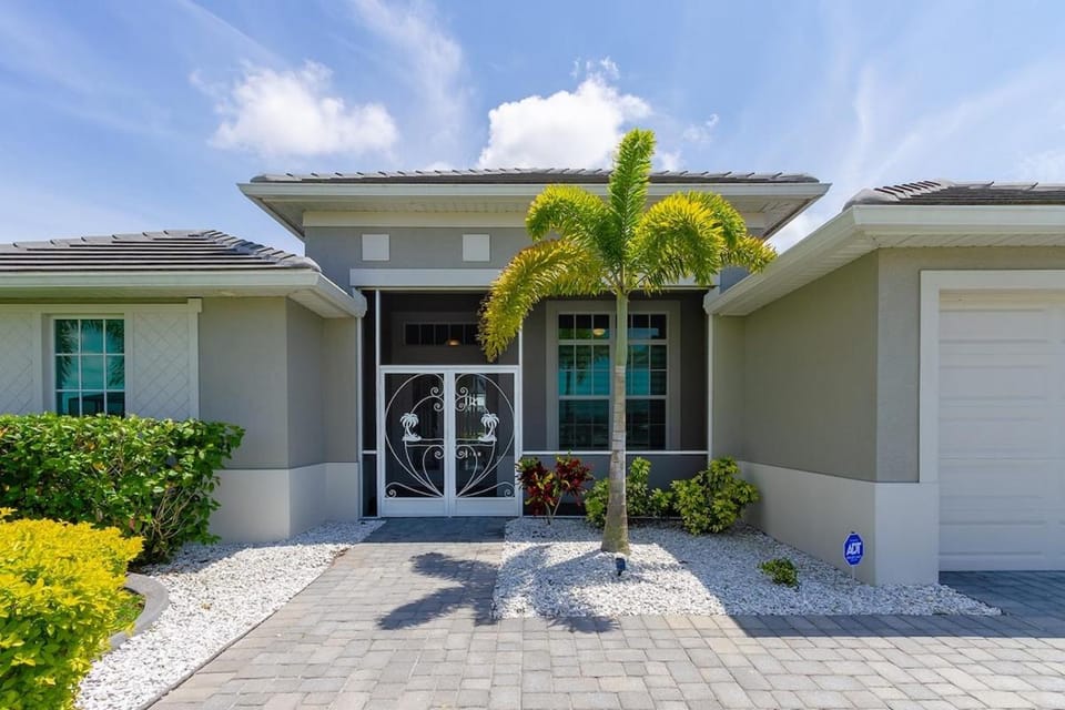 Bellissimo - luxury home pool and Jacuzzi, Kayaks Villa in Cape Coral