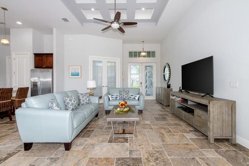 Bellissimo - luxury home pool and Jacuzzi, Kayaks Villa in Cape Coral