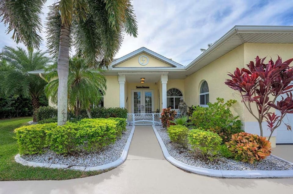 Benita - Pool Table and Canal View Gulf Access Villa in Cape Coral