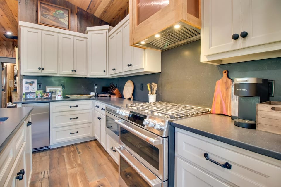 Walk to White River Cozy Escape with Screened Porch House in Cotter