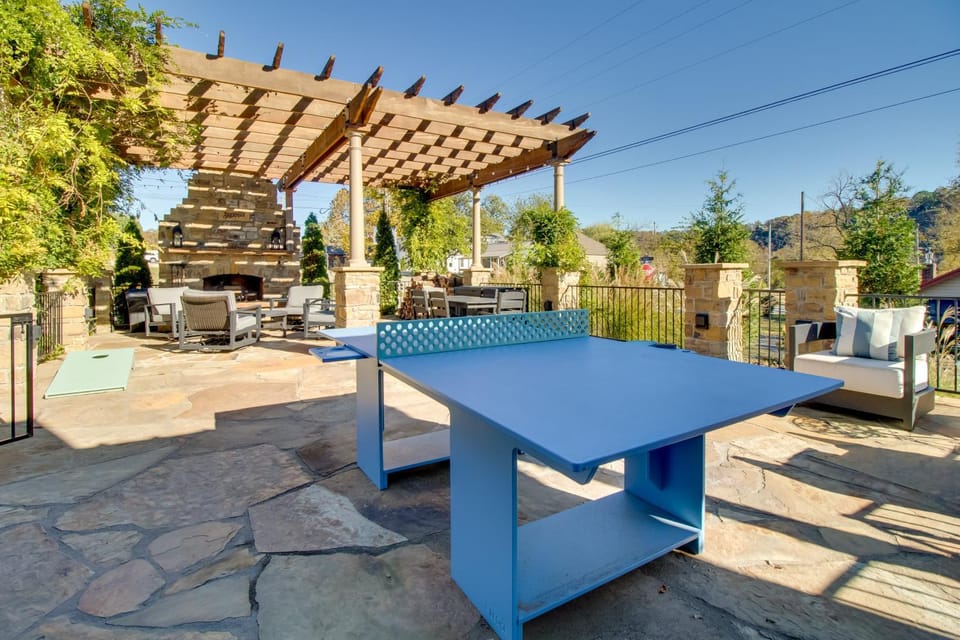 Walk to White River Cozy Escape with Screened Porch House in Cotter