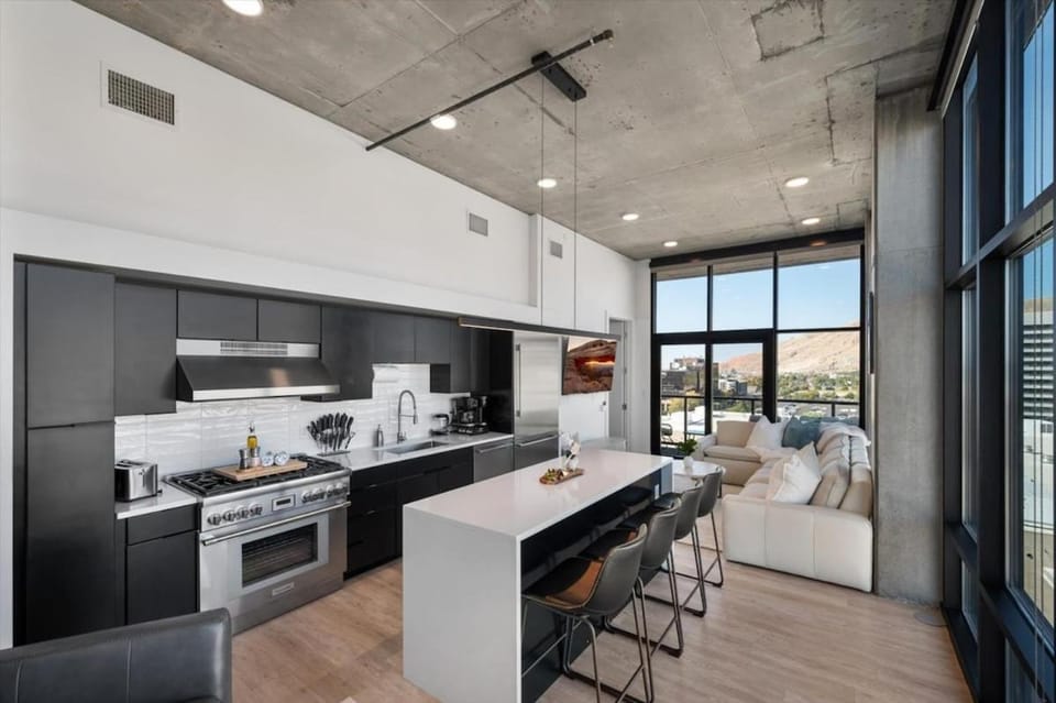 Kitchen or kitchenette, Dining area, dishwasher, oven, stove, toaster