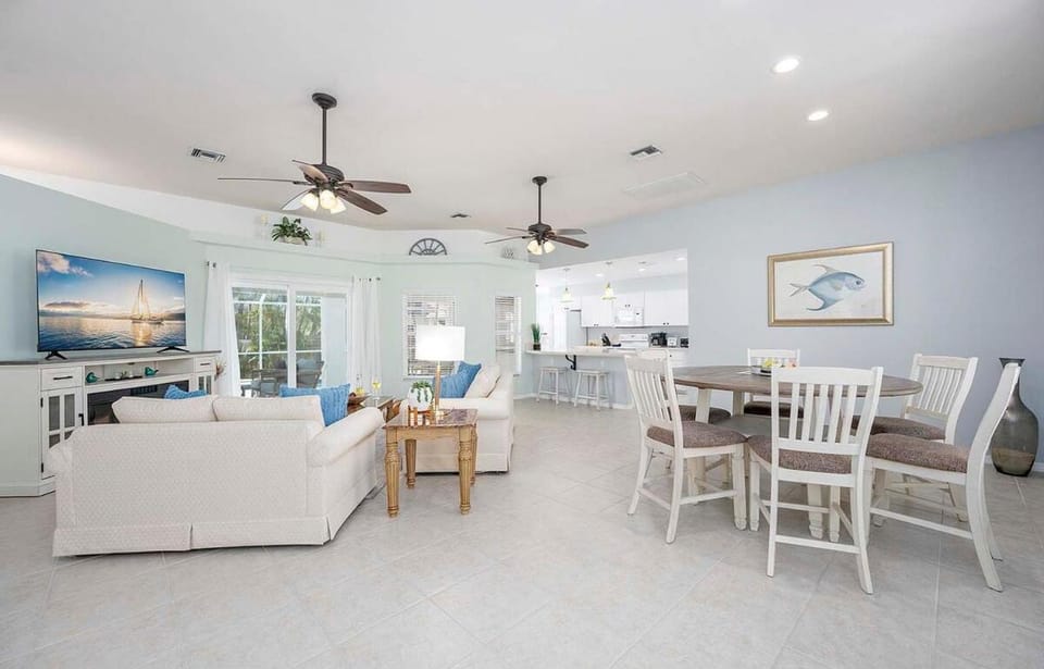 Blue Fish - Cozy vacation rental in Cape Coral Villa in Cape Coral