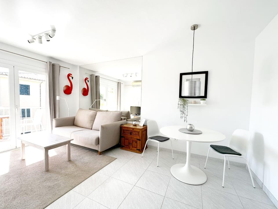 Communal lounge/ TV room, Living room, Dining area