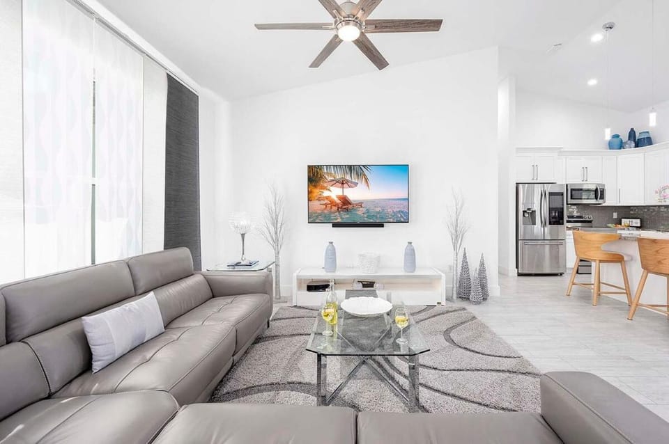 Blue Sapphire - Modern Vacation Home Cape Coral Villa in Cape Coral