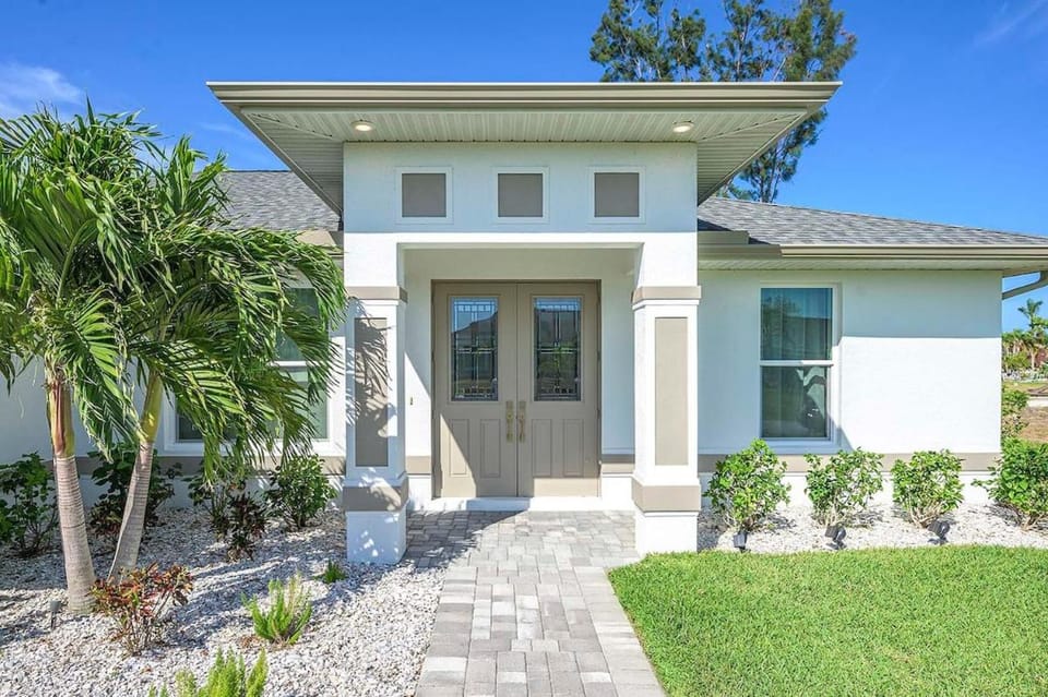 Blue Sapphire - Modern Vacation Home Cape Coral Villa in Cape Coral