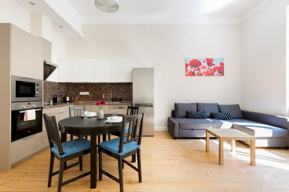 Kitchen or kitchenette, Living room, Seating area, Dining area, stove