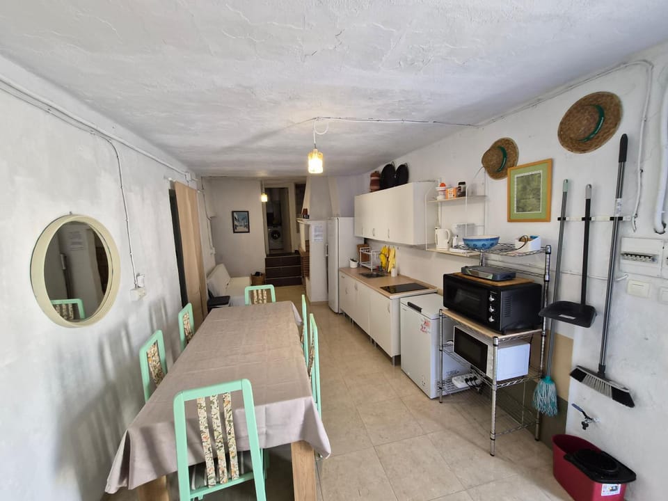 Communal lounge/ TV room, Coffee/tea facilities, Kitchen or kitchenette, Dining area, oven, stove, toaster