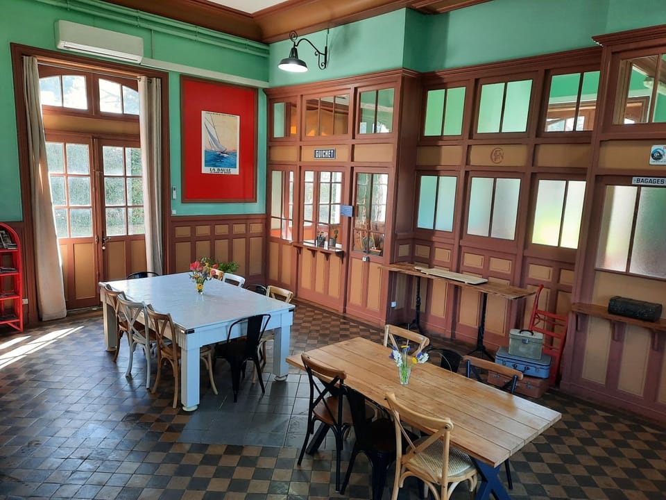 Restaurant/places to eat, Dining area