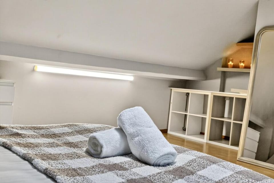 Bed, Bedroom, towels