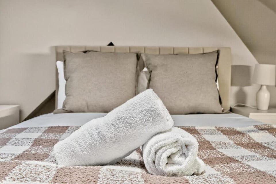 Bed, Bedroom, towels