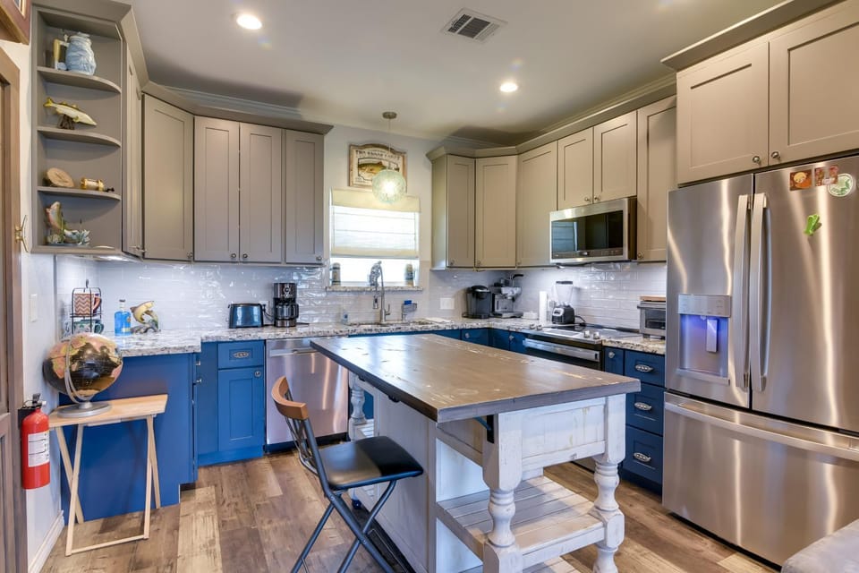 Group-Friendly Hot Tub Haven in Galveston! House in Galveston Island