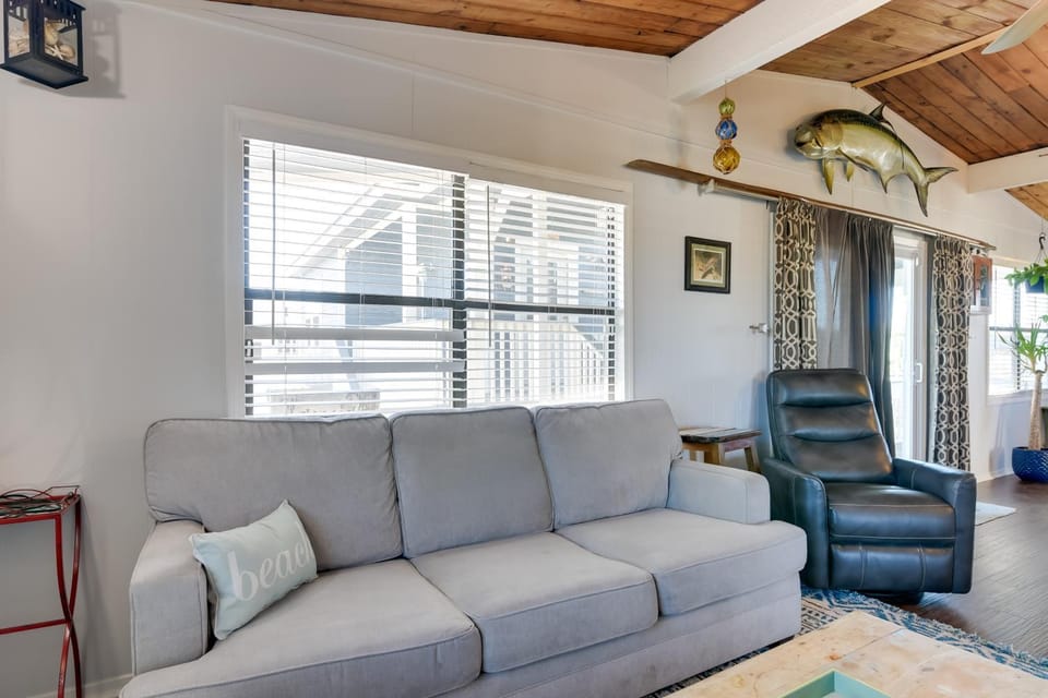 < 1 Mi to Sea Isle Beach, Nautical Home w/ Hot Tub House in Galveston Island