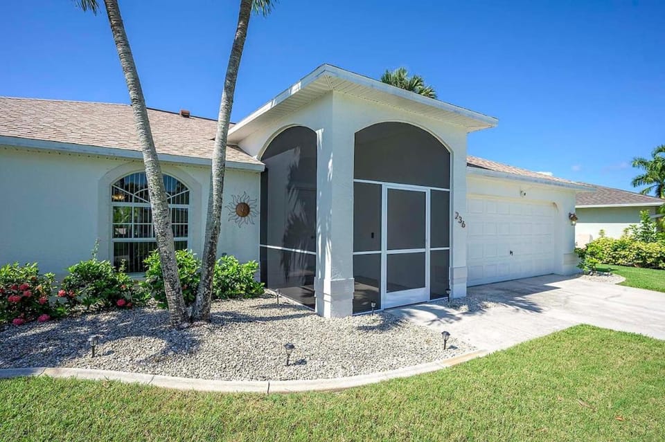 Cape Haven - Southern Facing Pool Area Villa in Cape Coral