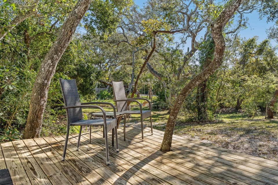 La Casina l Walk to Beach l Mins to DNTN Apartment in Vilano Beach