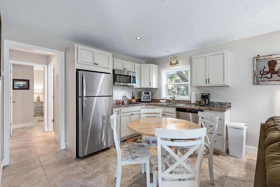 La Casina l Walk to Beach l Mins to DNTN Apartment in Vilano Beach