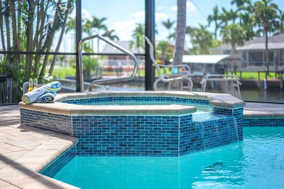 Cape Vista Tropical Waterfront Vacation Home Cape Villa in Cape Coral