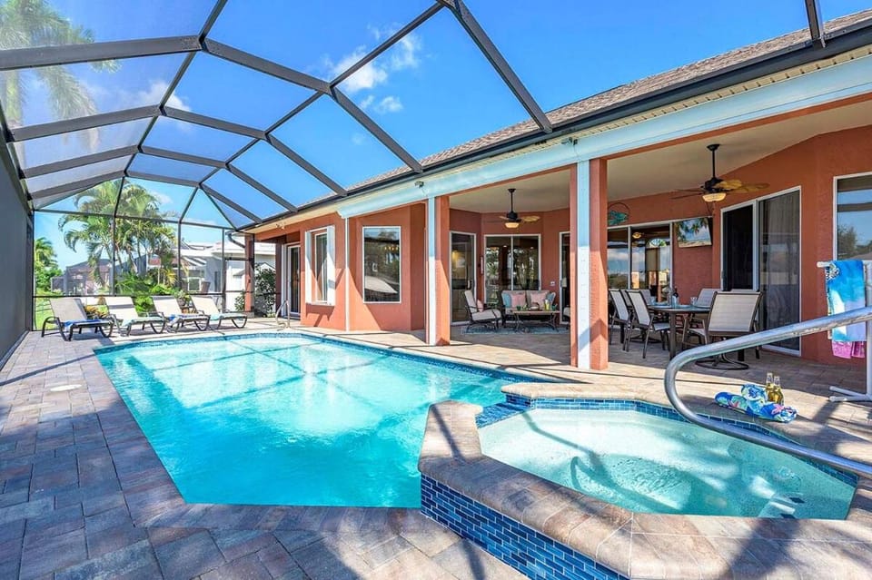 Cape Vista Tropical Waterfront Vacation Home Cape Villa in Cape Coral
