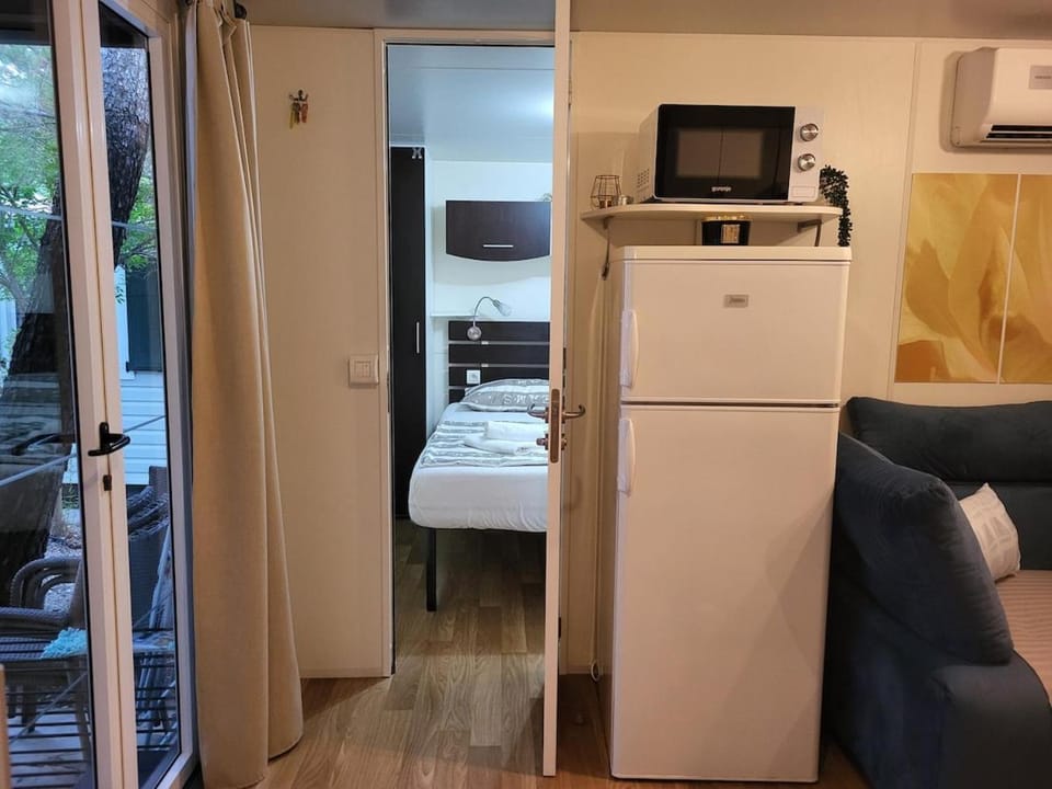 Kitchen or kitchenette, Living room, Seating area, Bedroom, microwave, air conditioner
