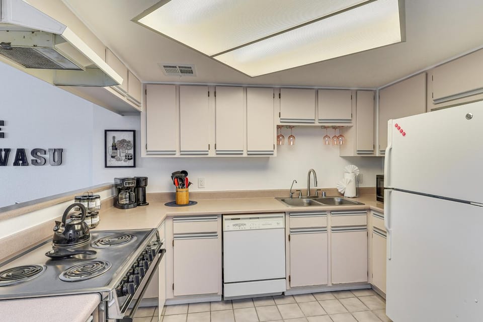 Queensbay Resort: Walk to Bridge, Village & Ferry House in Lake Havasu City