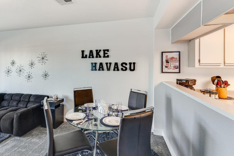 Queensbay Resort: Walk to Bridge, Village & Ferry House in Lake Havasu City