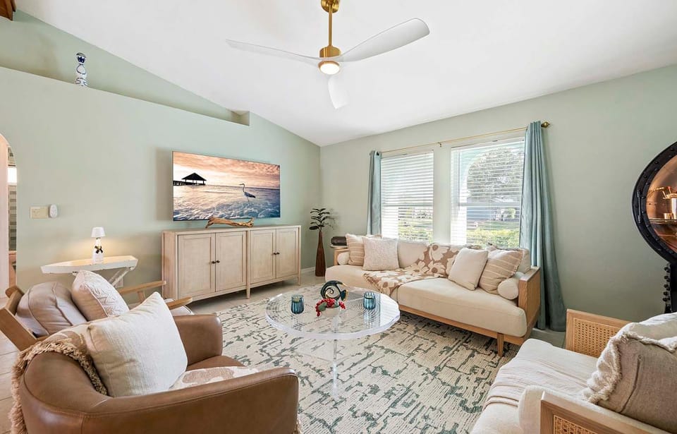 Casa Azul - 3 Bedroom and Den 2 Bath Coastal Flair Villa in Cape Coral