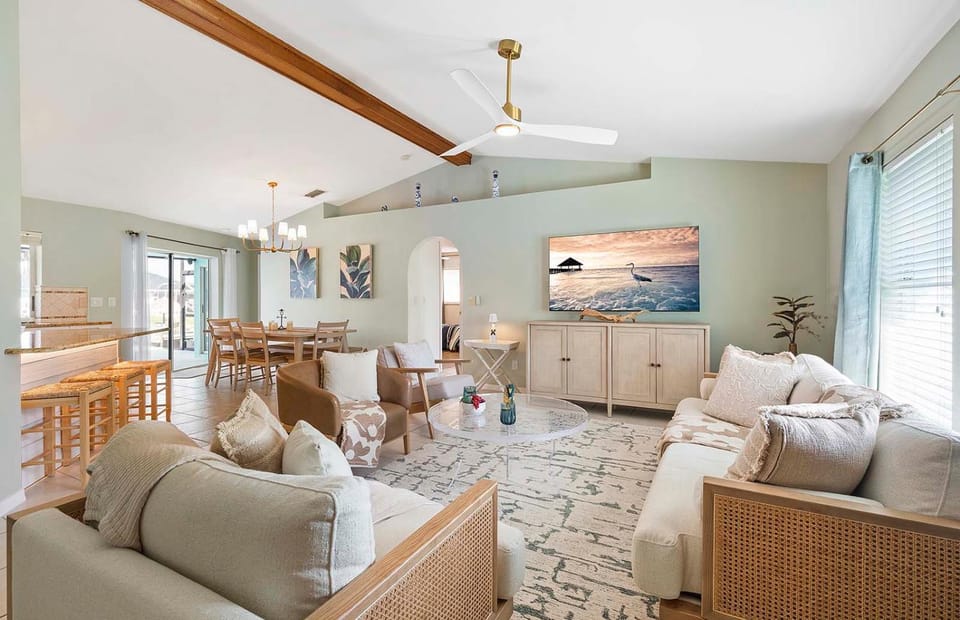 Casa Azul - 3 Bedroom and Den 2 Bath Coastal Flair Villa in Cape Coral