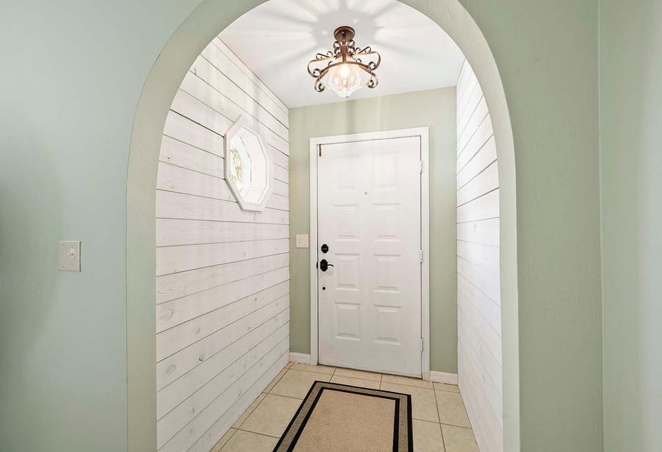 Casa Azul - 3 Bedroom and Den 2 Bath Coastal Flair Villa in Cape Coral