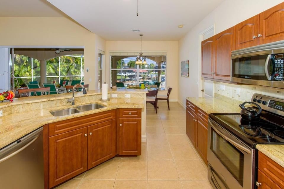 Casa Maria - with Jacuzzi and Gulf Access Villa in Cape Coral