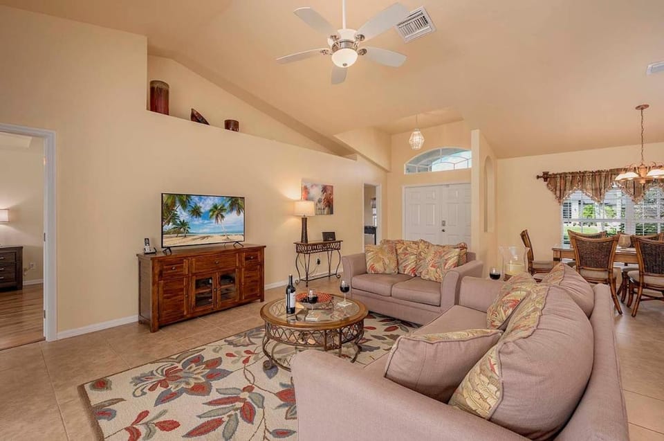 Casa Pura Vida pool home with three bedrooms plus Villa in Cape Coral