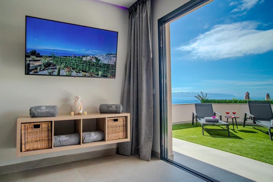 Day, TV and multimedia, View (from property/room), Balcony/Terrace, Living room, Seating area, Sea view