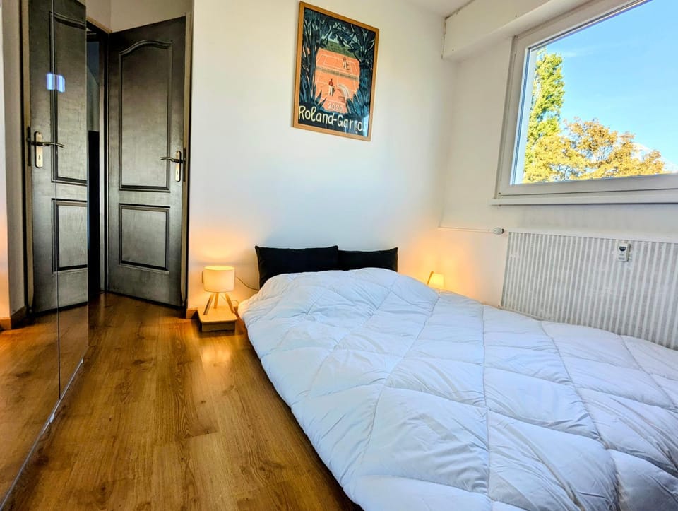 Photo of the whole room, Bedroom