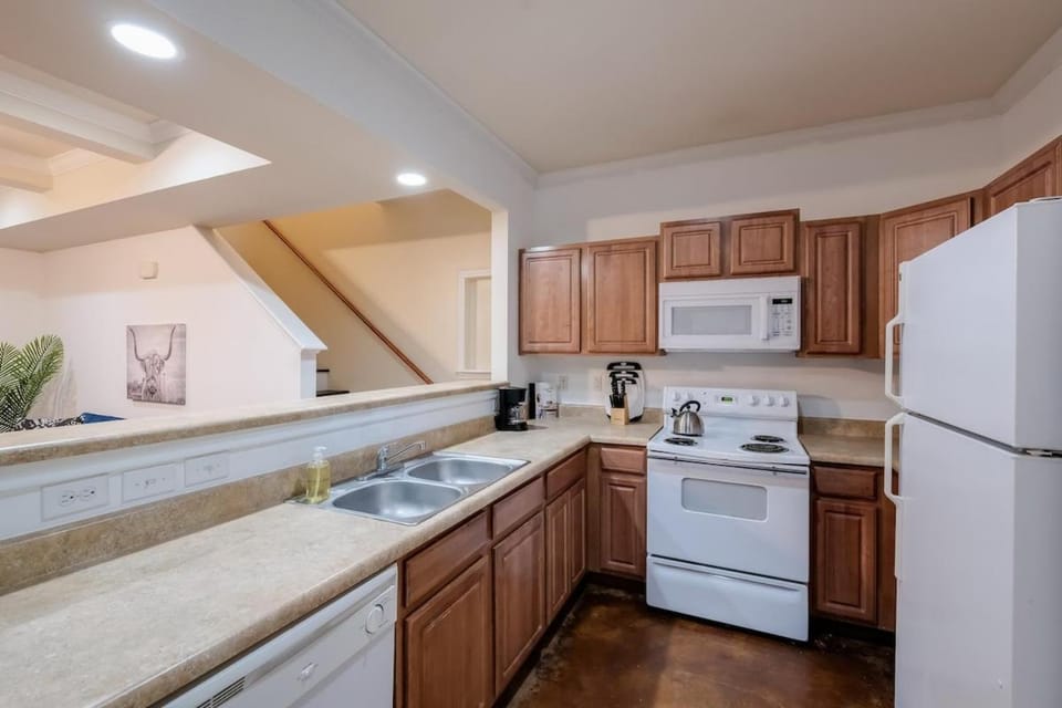 SP3, Cozy Stay with Free Parking, Washer and Dryer, Fast WiFi, Near Methodist Hospital House in San Antonio