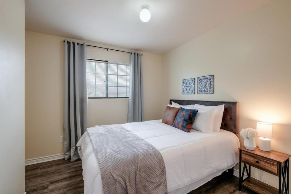 SP3, Cozy Stay with Free Parking, Washer and Dryer, Fast WiFi, Near Methodist Hospital House in San Antonio