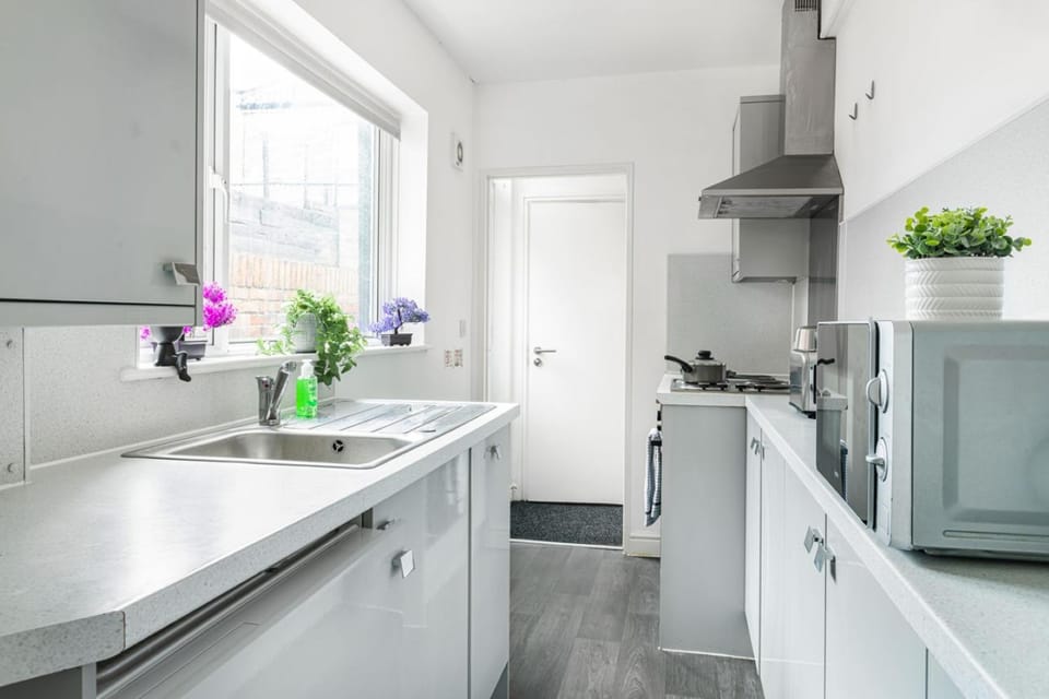 15 OFF Sleek 2BR city centre Pool table, Parking, Garden, Workspace, House in Nottingham