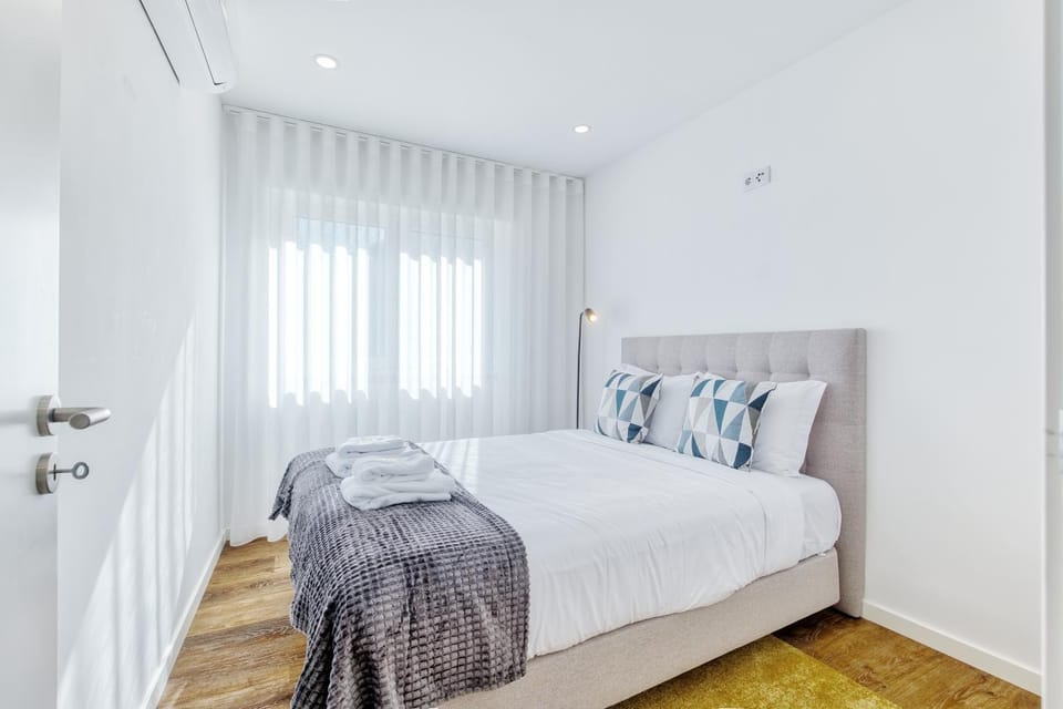 Vita Portucale ! Almada Chic Design 3BR Apartment in Lisbon District