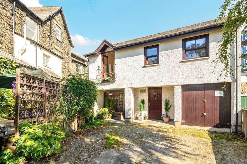 Property building, Facade/entrance, Neighbourhood, Garden, Garden view, Street view, Parking