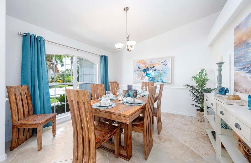 Echos Escape with Hot Tub and Tiki Bar Villa in Cape Coral