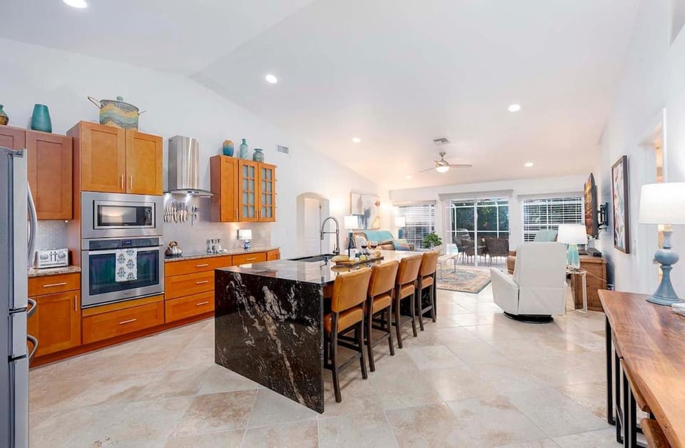 Echos Escape with Hot Tub and Tiki Bar Villa in Cape Coral